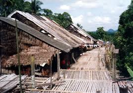 Kampong Annah Rais, terletak kira kira 40km di Jalan Puncak Borneo, adalah sebuah perkampungan tradisi kaum Bidayuh.